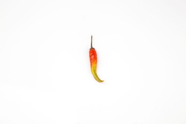 Kırmızı kırmızı biber beyaz arkaplanda izole edilmiş.