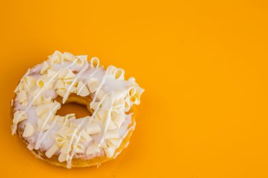 Sarı zemin üzerine beyaz çikolata çörek