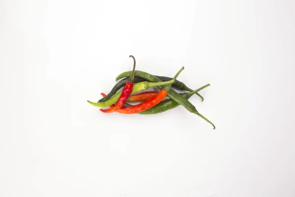 Chili pepers geïsoleerd op witte achtergrond — Stockfoto
