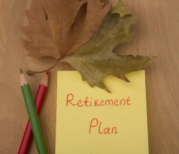 Pensioenplan op houten tafel — Stockfoto