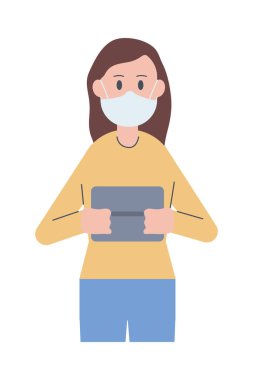 Tıbbi maske takan kadın tablet kullanıyor.