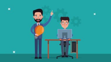 Ofisteki başarılı iş adamları masaüstünde ampulle çalışıyor.