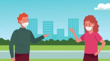 Şehirde sosyal mesafeli tıbbi maskeler takan bir çift.