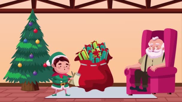 Feliz tarjeta de Navidad feliz con santa claus sentado en el sofá y elfo en la casa — Vídeo de stock