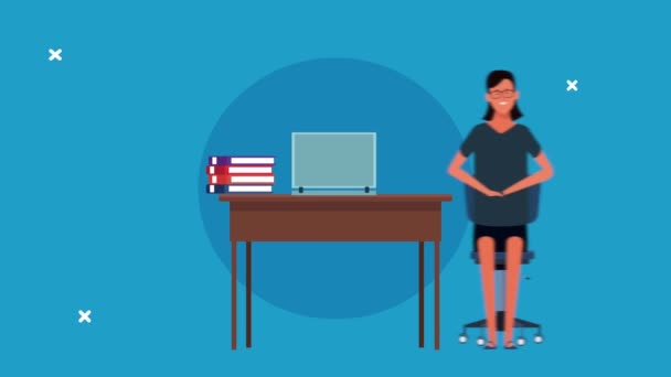Masasında oturan zarif iş kadını dizüstü bilgisayar animasyonunda çalışıyor. — Stok video