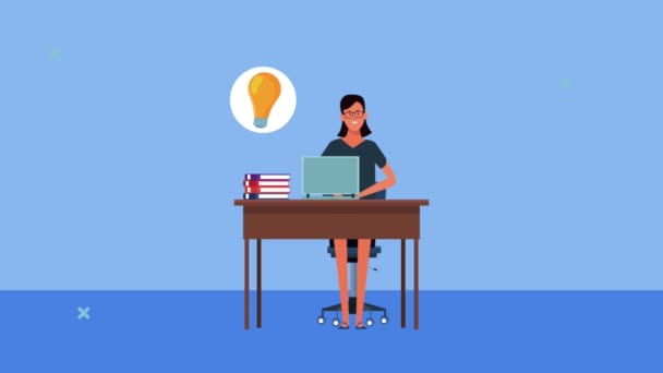 Elegante mujer de negocios sentada en el escritorio trabajando en el ordenador portátil con animación bombilla — Vídeos de Stock