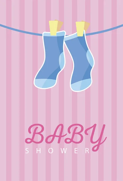 Carte de douche bébé avec chaussettes vêtements bébé pendaison et lettrage icône de style plat — Image vectorielle