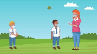 Öğretmen ve öğrenciler kampta tıbbi maske takıyor.