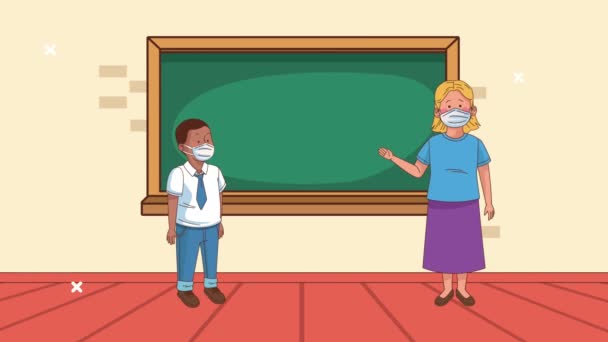 Guru dan siswa laki-laki mengenakan masker medis dengan sinyal berhenti covid19 di papan tulis — Stok Video