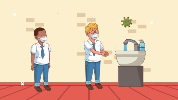Kleine Studenten Jungen mit medizinischen Masken waschen die Hände — Stockvideo