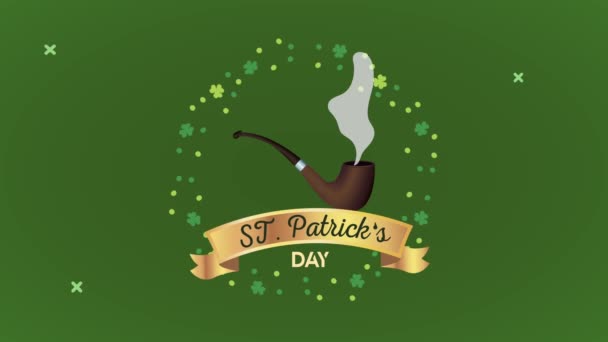 Счастливый день святых патриков с золотой лентой и курением деревянной трубки — стоковое видео