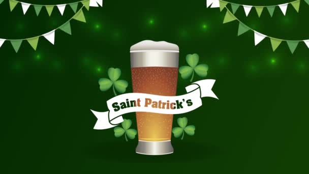 Feliz dia santo patricks lettering com cerveja e guirlandas — Vídeo de Stock