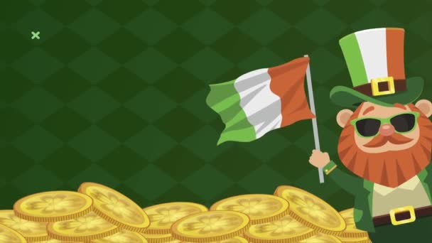 Щаслива свята листівка з лепречуном, що махає прапором Ірландії та монетами — стокове відео