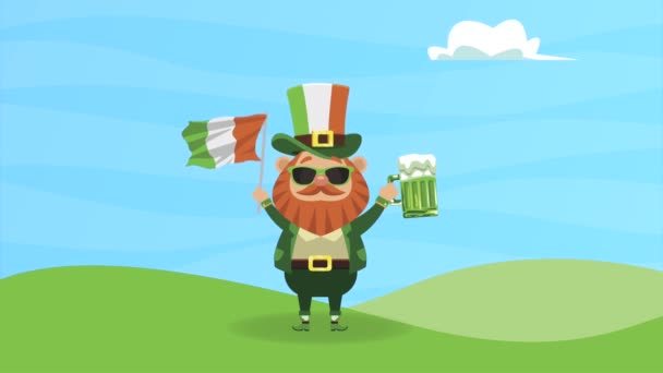 Feliz santo patricks día postal con duende ondeando bandera de Irlanda y cerveza — Vídeos de Stock