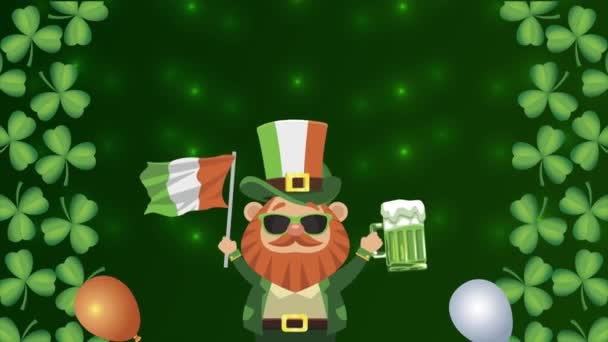 Feliz santo patricks día postal con duende ondeando bandera de Irlanda y cerveza en marco de tréboles — Vídeo de stock