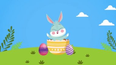 Kampta yumurtalara boyanmış şirin bir tavşanla mutlu Paskalya günleri.