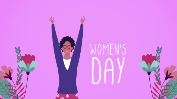 Cartão de lettering feliz do dia das mulheres com a mulher que celebra no jardim — Vídeo de Stock