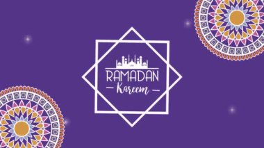 Ramazan Kareem, mor arkaplanlı mandalalar.