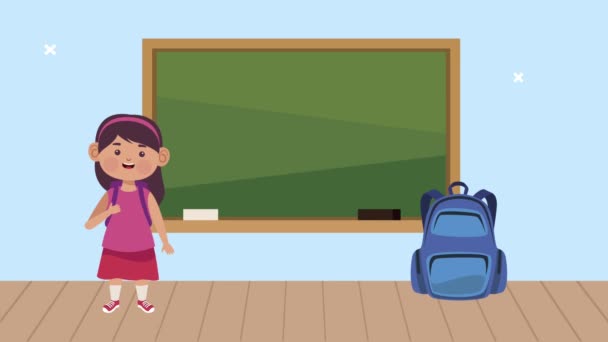Niedliche Studentin kleines Mädchen mit Kreidetafel im Klassenzimmer Charakter — Stockvideo