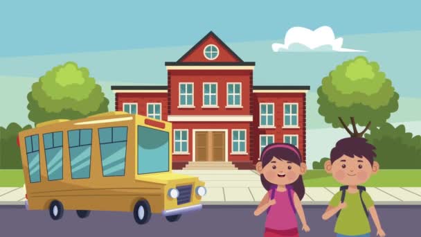Nettes Schülerpaar mit Bus in Schulszene — Stockvideo