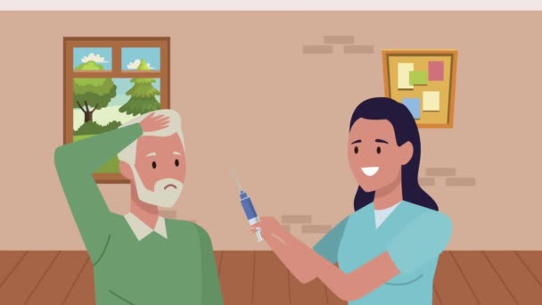 Anciano con enfermera vacunando — Vídeo de stock