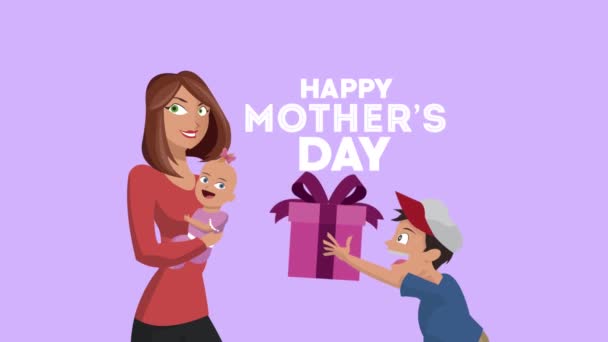 Gelukkig moeders dag belettering met mama tillen dochter baby en zoon — Stockvideo