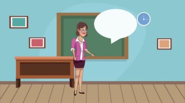 Sınıfta tatlı bayan öğretmen konuşuyor.