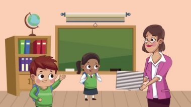 Sınıfta öğrencileri olan sevimli bayan öğretmen.