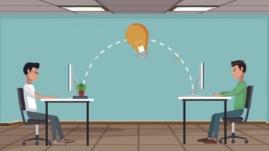 Ampullü masaüstü kullanan işçiler