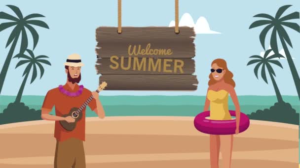 Welkom zomer belettering met jong paar op het strand — Stockvideo