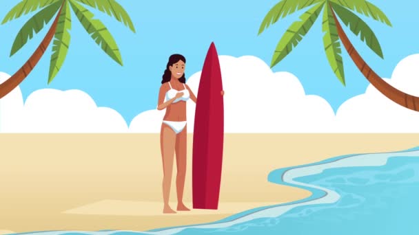 Zomer strand zeegezicht scene met vrouw surfer — Stockvideo