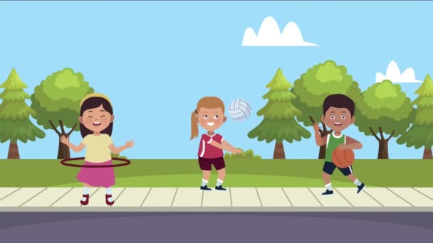 Niños pequeños que practican actividades en los personajes del parque — Vídeo de stock