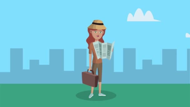 Vrouwelijke toerist met papieren kaart op het stadskarakter — Stockvideo