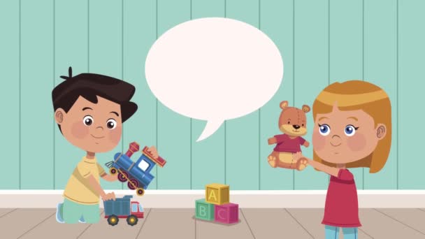 Niños pequeños pareja jugando con tren y teddy — Vídeo de stock
