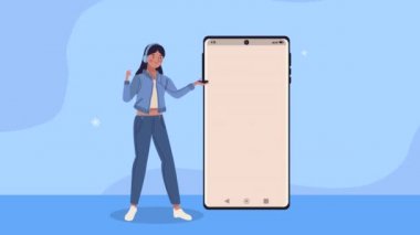 Genç bayan akıllı telefonla dans ediyor.