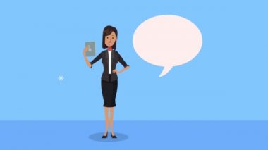 Tablet animasyonu olan zarif bir iş kadını.