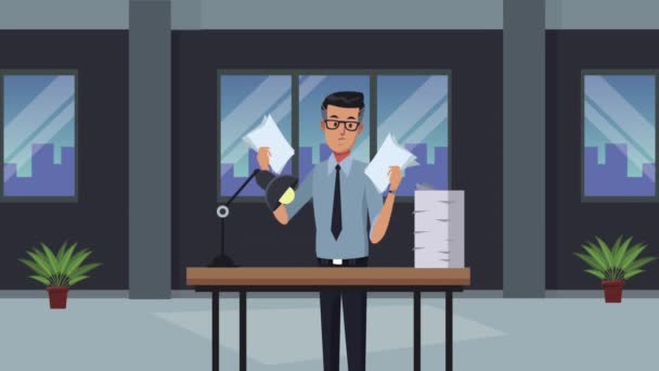 Элегантный бизнесмен с документами в офисе — стоковое видео