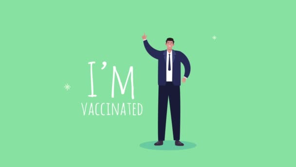 Ik ben gevaccineerd belettering met zakenman vieren — Stockvideo