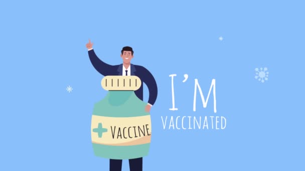 백신 주사를 맞은 사람 이 백 신병을 들고 있는 모습 — 비디오
