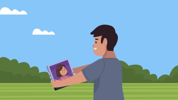 Uomo che comunica con tablet nel campo — Video Stock