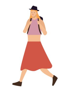 Sarışın kadın yürüyor.