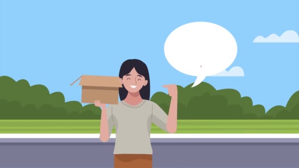 Женщина поднимает коробку на улице — стоковое видео