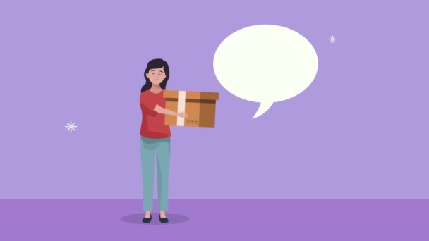Γυναίκα άρση κουτί χαρτοκιβώτιο με φούσκα ομιλία — Αρχείο Βίντεο