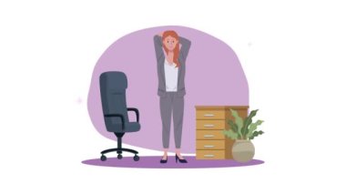 Kadın işçi sandalyede mola veriyor.