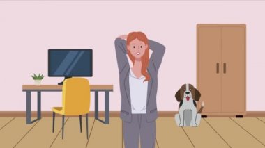 Köpeğe molada olan kadın işçi