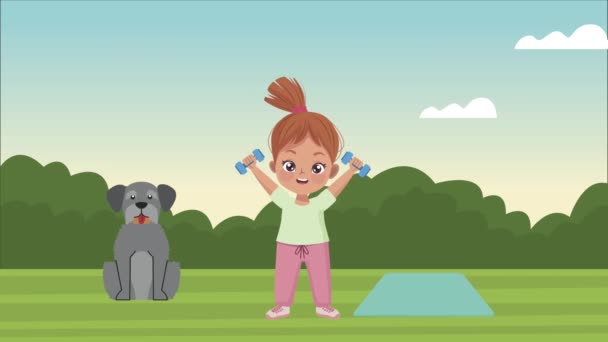 Küçük kız kedi animasyonuyla dambılları kaldırıyor. — Stok video