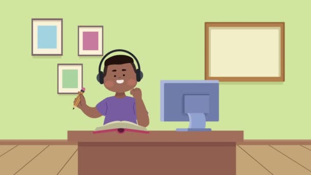 Piccolo studente ragazzo scrittura in libro con desktop — Video Stock