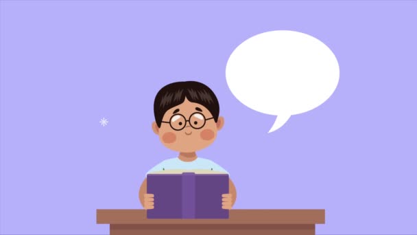 Kleine student jongen lezen boek en spraakzeepbel — Stockvideo