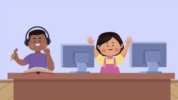 Διαφυλετικό ζευγάρι μαθητών με χαρακτήρες desktops — Αρχείο Βίντεο