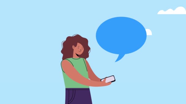 Ung kvinna promenader med hjälp av smartphone och tal bubbla — Stockvideo